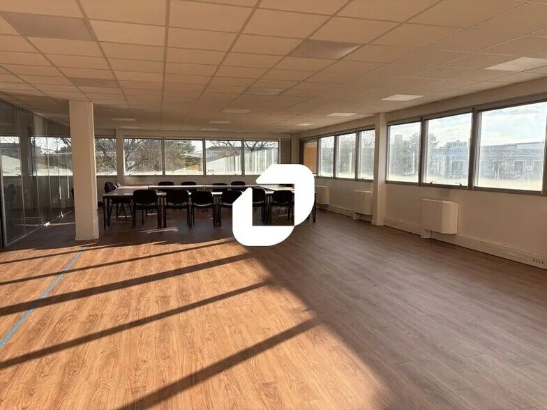 Office in Bron for lease - Building Photo - Image 1 of 10