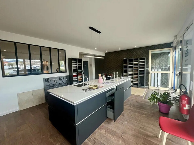 Commerce de détail dans Saint-Rémy-de-Provence à louer - Photo intérieure - Image 2 de 5