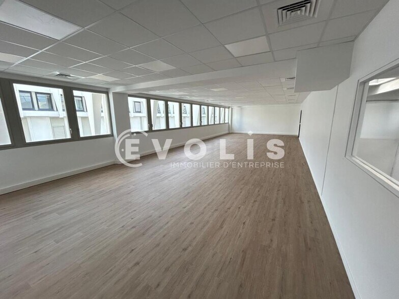 Office in Evry Courcouronnes for lease - Interior Photo - Image 2 of 19
