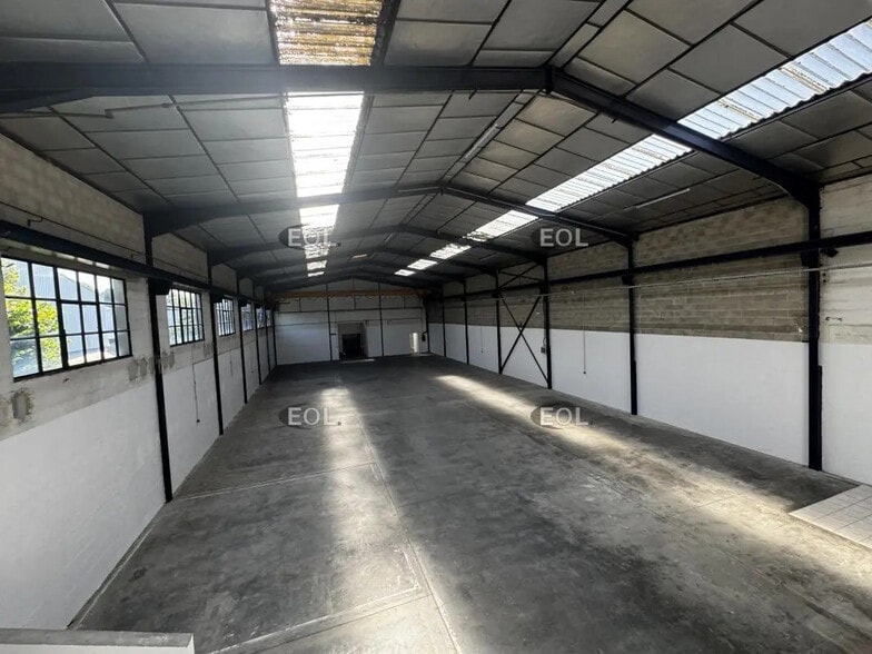 Flex in Morangis for lease - Interior Photo - Image 2 of 4