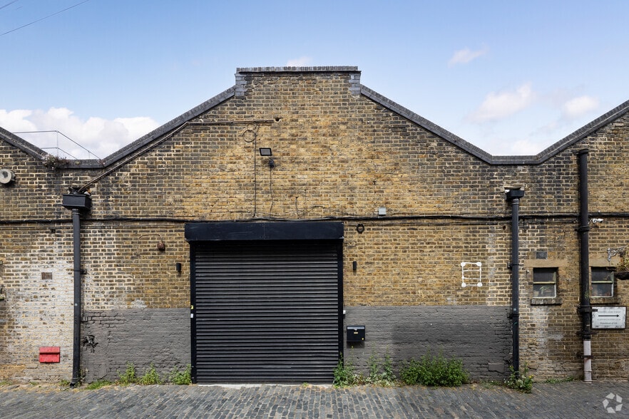 38-40 Upper Clapton Rd, London for lease - Building Photo - Image 2 of 3