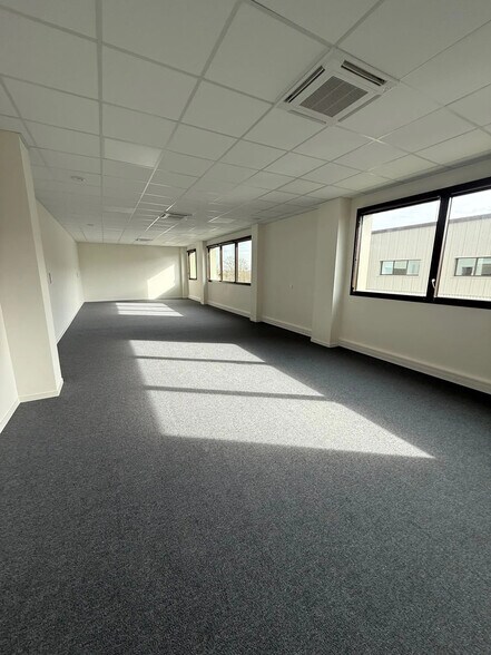 Flex in Osny for lease - Interior Photo - Image 3 of 9