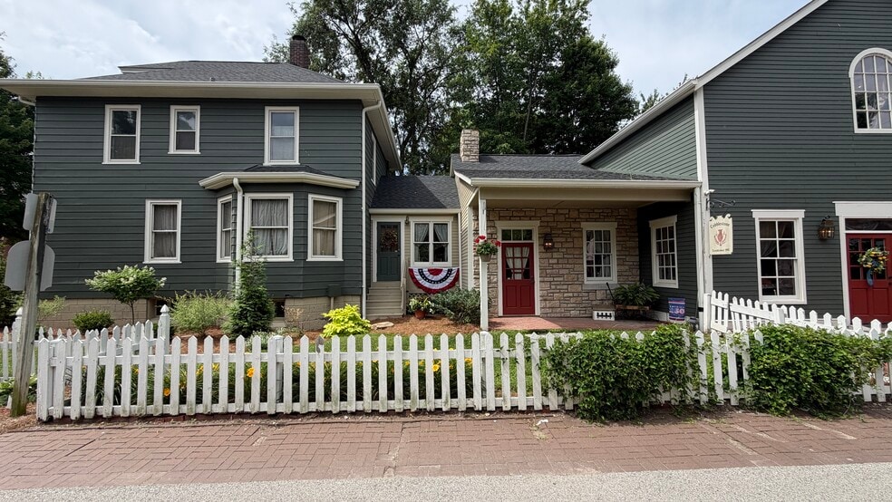 803 S Main St, Saint Charles, MO for sale - Building Photo - Image 1 of 8
