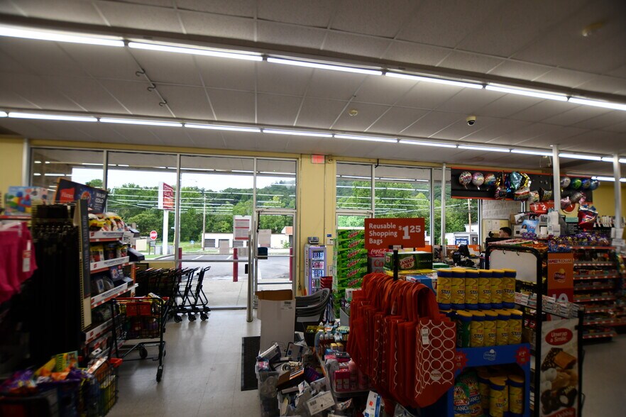 1016 Winchester Rd, Irvine, KY à louer - Photo intérieure - Image 3 de 28