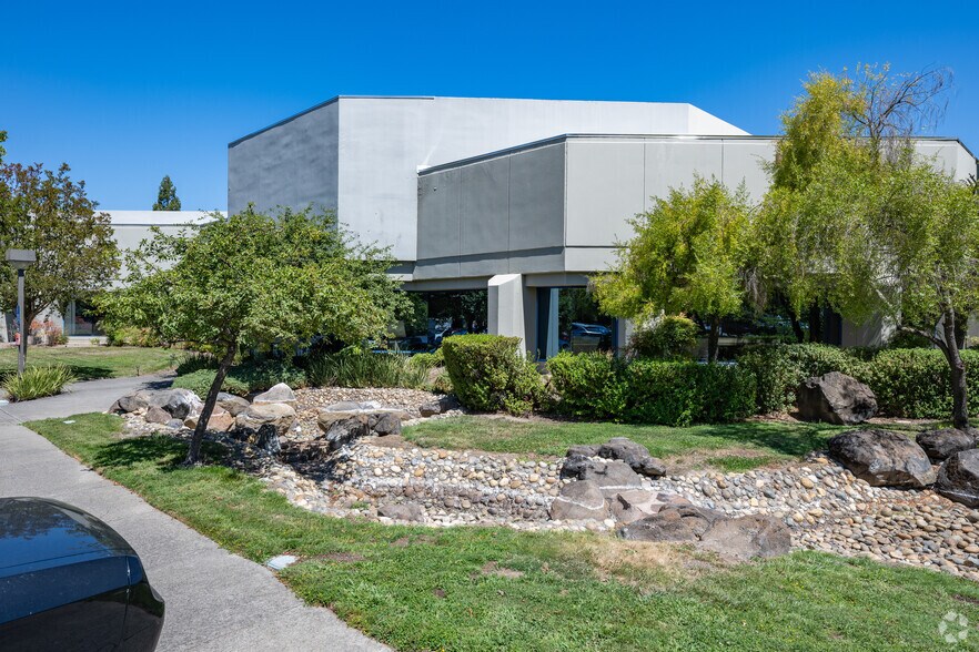 3636 N Laughlin Rd, Santa Rosa, CA à louer - Photo principale - Image 1 de 4