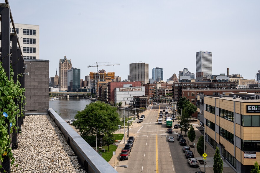 161 S 1st St, Milwaukee, WI à louer - Photo du bâtiment - Image 3 de 33