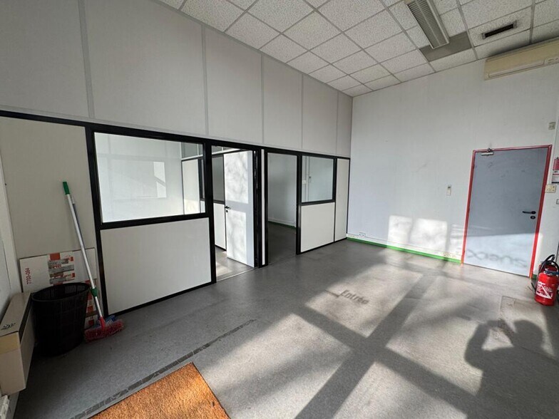 Flex in Labège for lease - Interior Photo - Image 2 of 3