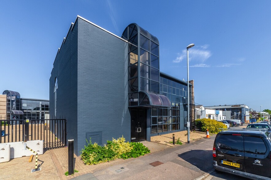 Oakcroft Rd, Chessington for lease - Building Photo - Image 3 of 3