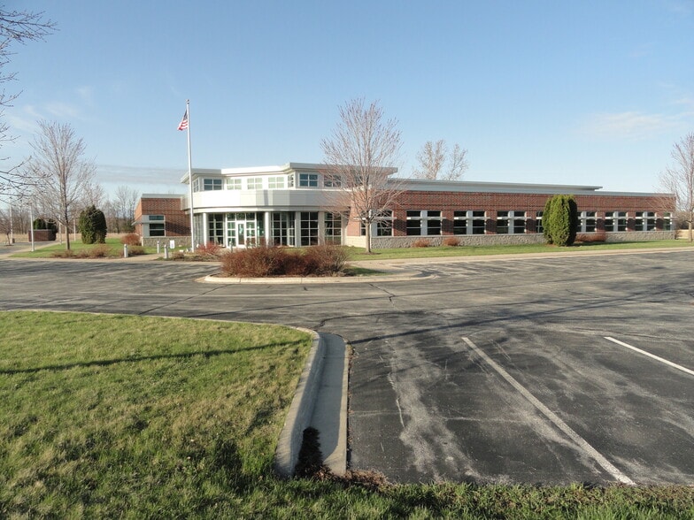 2571 S Hemlock Rd, Green Bay, WI for sale - Building Photo - Image 2 of 11