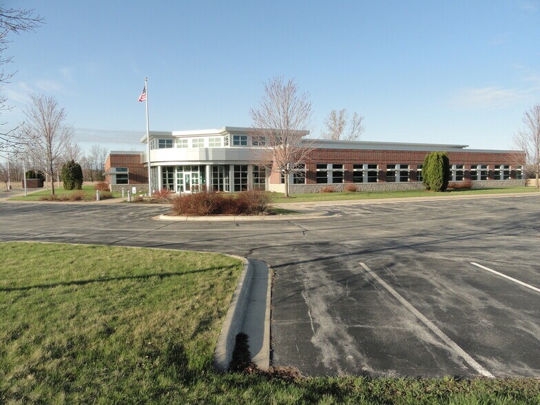 2571 S Hemlock Rd, Green Bay, WI à vendre - Photo du bâtiment - Image 2 de 11