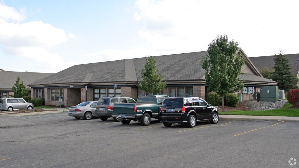 839 Centennial Way, Lansing, MI à louer - Photo du bâtiment - Image 2 de 5