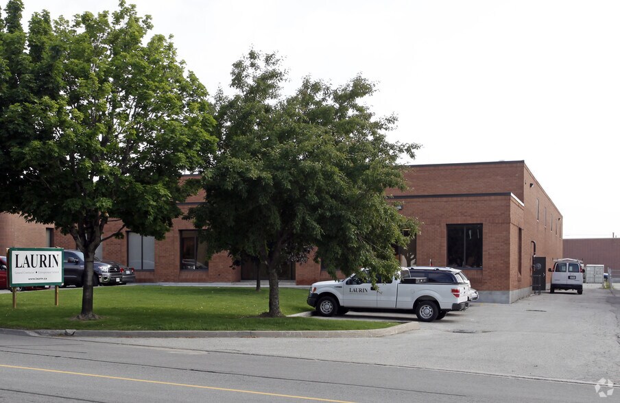 5625 Timberlea Blvd, Mississauga, ON à louer - Photo du bâtiment - Image 2 de 2