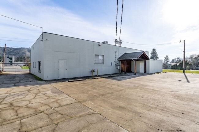 Plus de détails pour 1596 NW Washington Blvd, Grants Pass, OR - Industriel à vendre