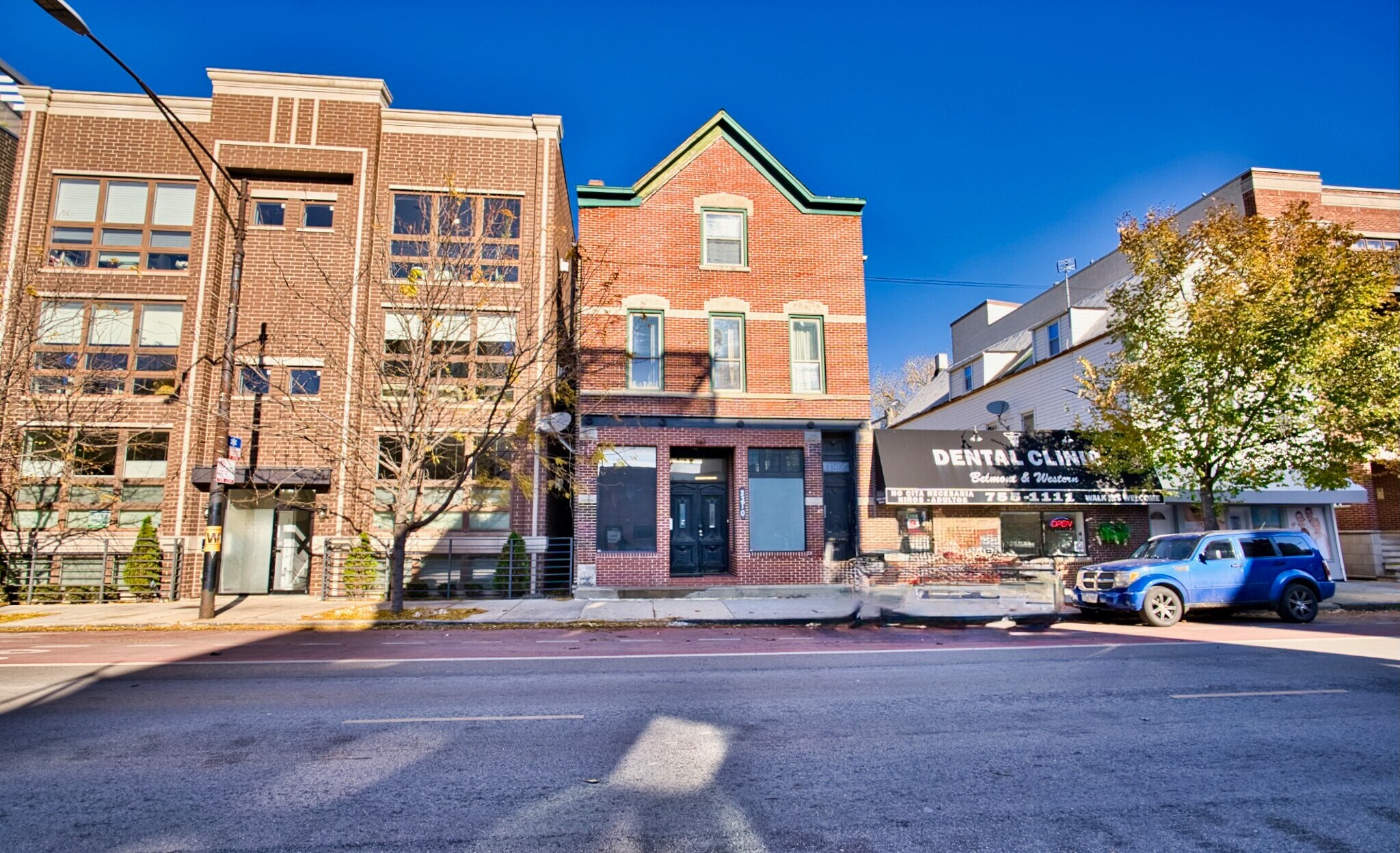 2310 W Belmont Ave, Chicago, IL à vendre Photo du bâtiment- Image 1 de 23