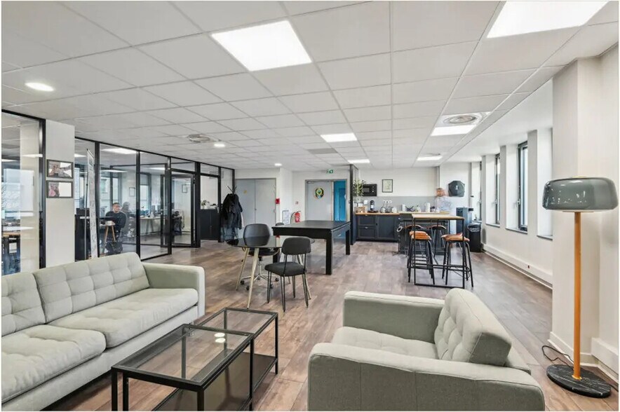 Office in Clichy for lease - Building Photo - Image 3 of 9