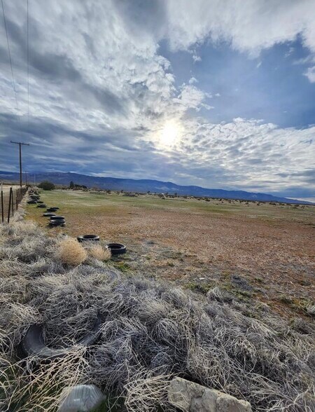 10252 Santa Fe Fire rd, Lucerne Valley, CA à vendre - Photo du bâtiment - Image 1 de 9