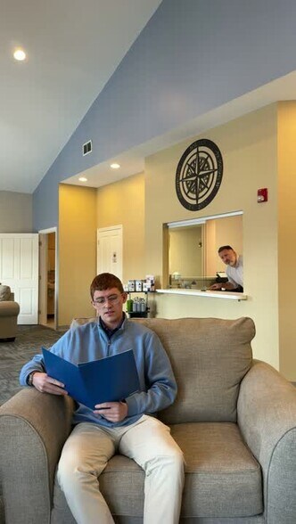 800 College Hwy, Southwick, MA à louer - Vidéo sur l’inscription commerciale - Image 2 de 19