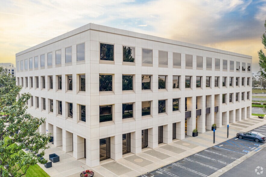 100 Pacifica, Irvine, CA à louer - Photo du bâtiment - Image 3 de 6