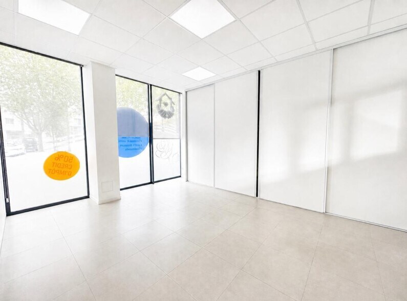 Office in Lorient for lease - Interior Photo - Image 3 of 11