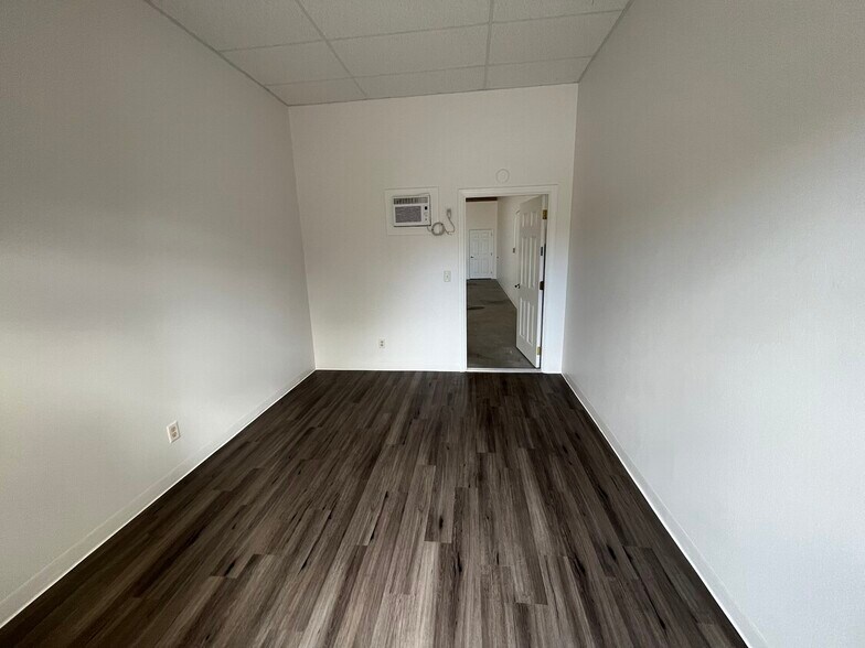 877 NE 27th Ln, Cape Coral, FL à louer - Photo du bâtiment - Image 2 de 6