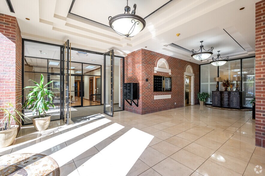 2220 San Jacinto Blvd, Denton, TX à louer - Hall d’entrée - Image 3 de 8