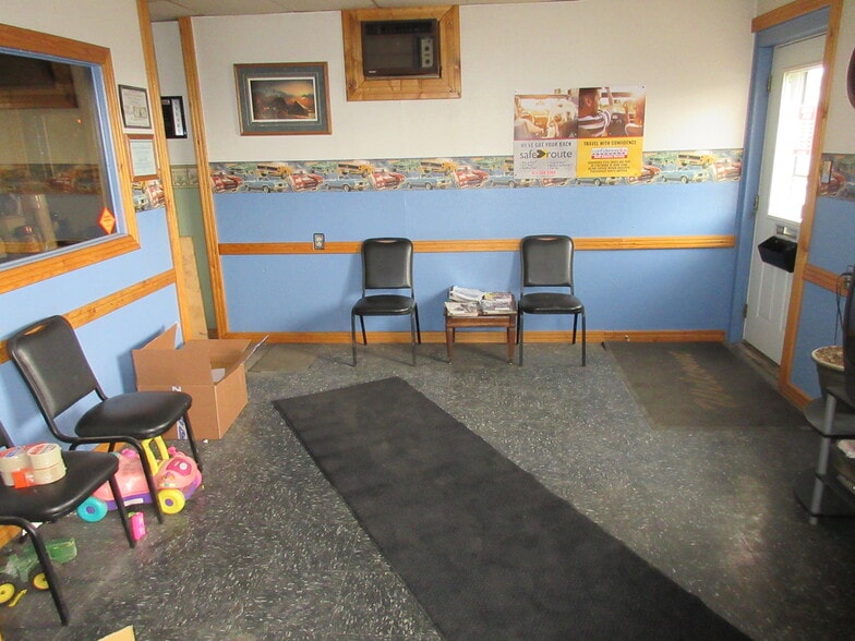 526 S Phillips St, Algona, IA for sale - Interior Photo - Image 2 of 10