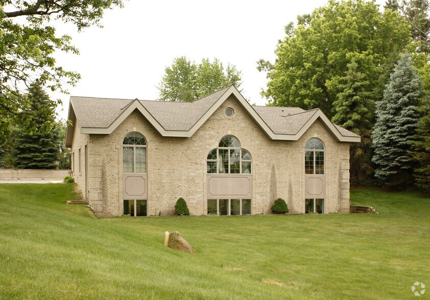 11436 E Highland Rd, Hartland, MI à louer - Photo du bâtiment - Image 2 de 2