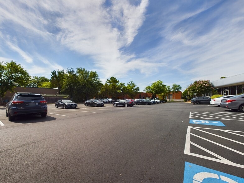 14012-14018 Sullyfield Cir, Chantilly, VA for lease - Building Photo - Image 3 of 8