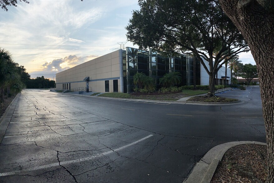 3504 Cragmont Dr, Tampa, FL à louer - Photo du bâtiment - Image 3 de 4