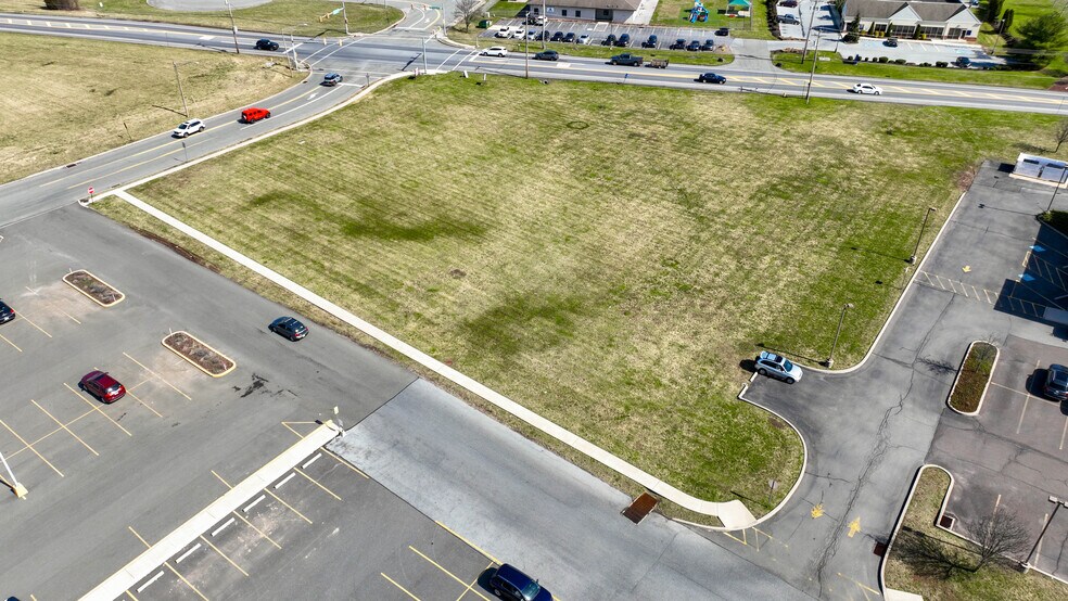 190 Old Swede Rd, Douglassville, PA à louer - Photo du bâtiment - Image 2 de 4