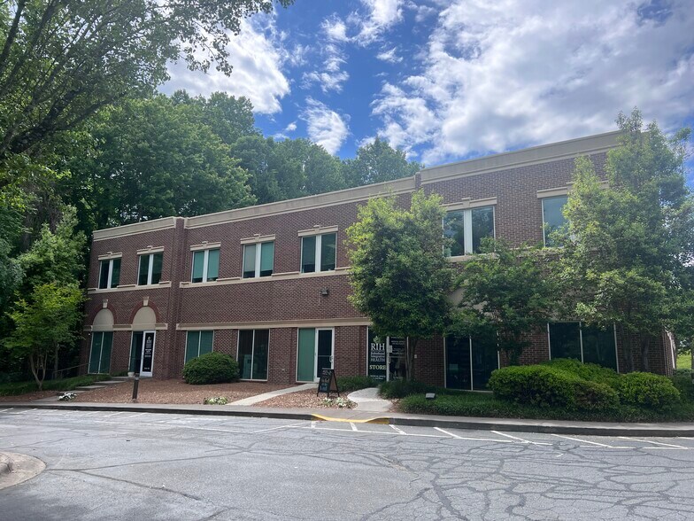 3288 Robinhood Rd, Winston-Salem, NC à louer - Photo du bâtiment - Image 2 de 9