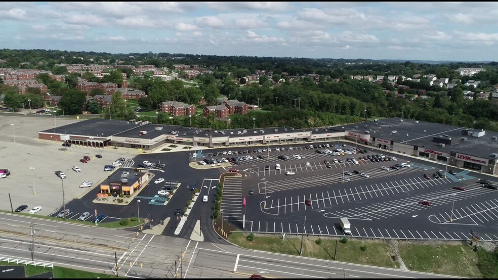 270-360 Curry Hollow Rd, Pittsburgh, PA à louer - Vidéo sur l’inscription commerciale - Image 2 de 12