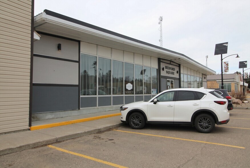 5016 50th St, Eckville, AB à vendre - Photo du bâtiment - Image 2 de 7