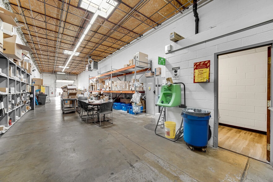 2271-2289 Devon Ave, Elk Grove Village, IL for lease - Interior Photo - Image 3 of 5