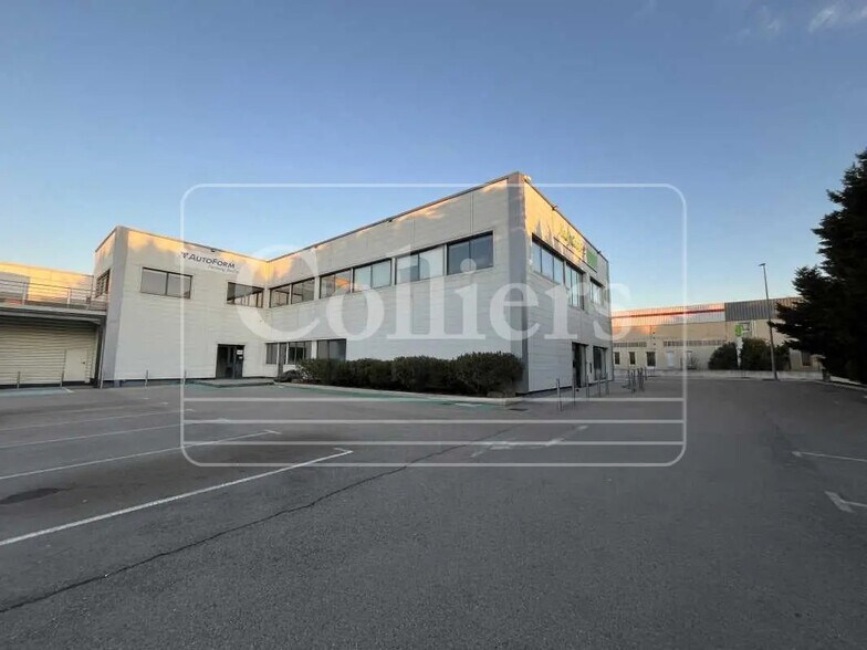 Commerce de détail dans Éguilles à louer - Photo du bâtiment - Image 2 de 7