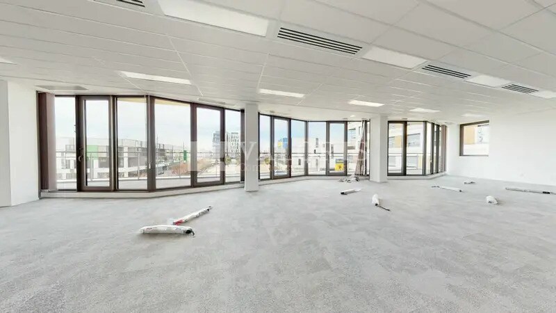 Office in Vénissieux for lease - Building Photo - Image 2 of 11