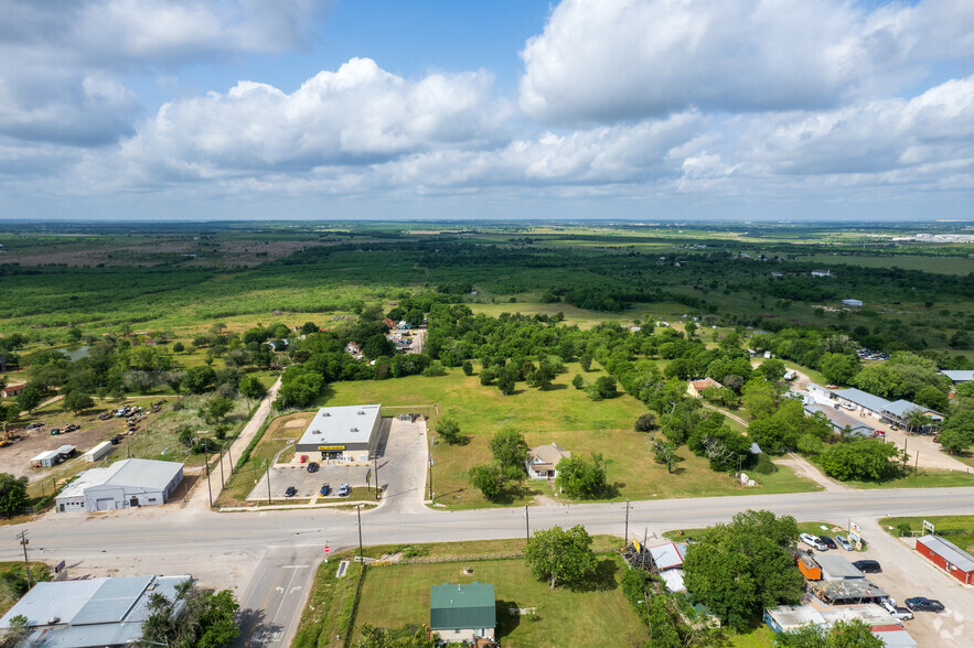 13903 FM 812 Rd, Del Valle, TX à vendre - Photo principale - Image 1 de 1