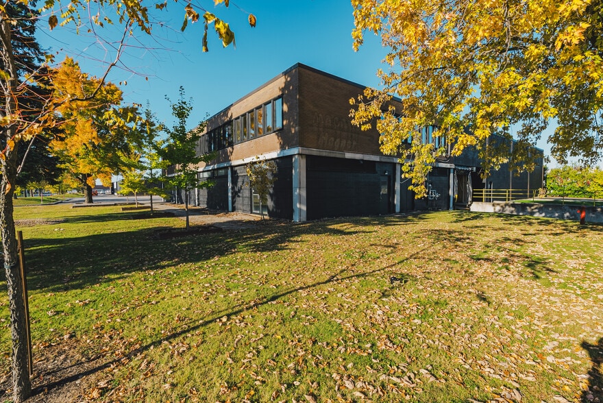 115 Rue de Lauzon, Boucherville, QC à louer - Photo du bâtiment - Image 3 de 7