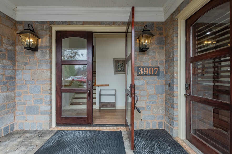 3907 N Elm St, Greensboro, NC for sale - Building Photo - Image 2 of 9