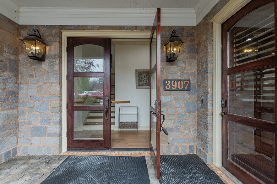 3907 N Elm St, Greensboro, NC à vendre - Photo du bâtiment - Image 2 de 9