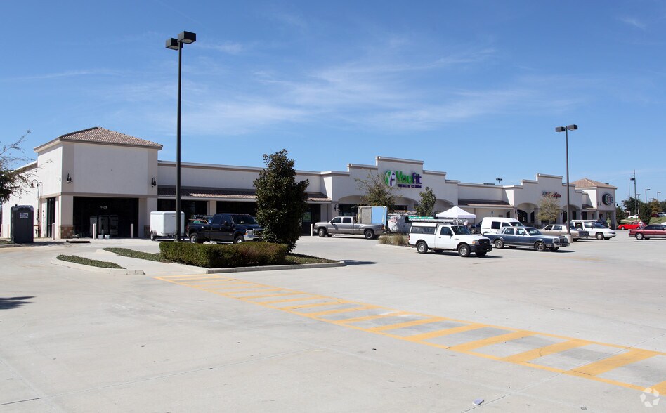 1423 E Brandon Blvd, Brandon, FL for lease - Building Photo - Image 2 of 3