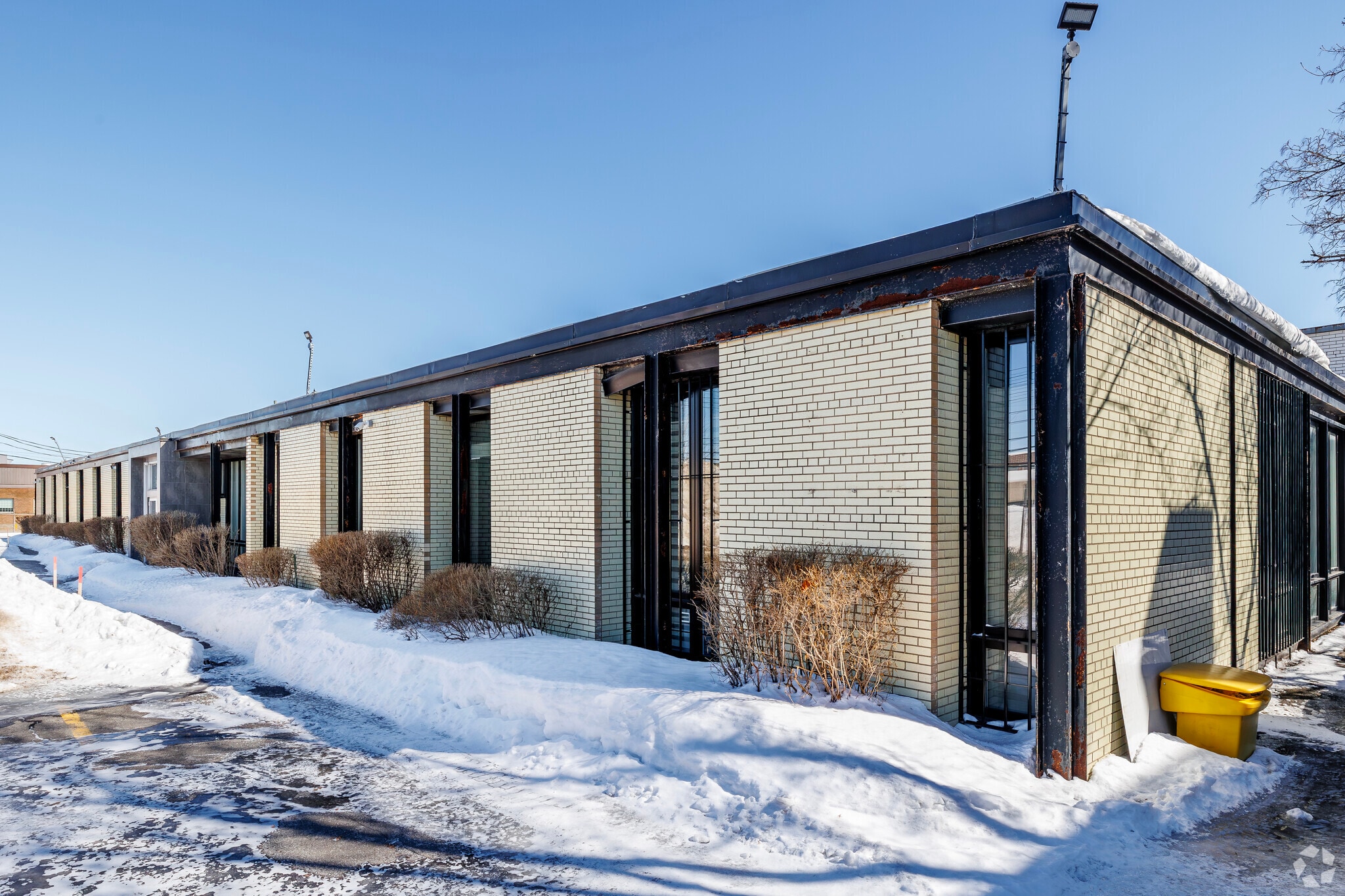5660 Rue Ferrier, Mont-Royal, QC for sale Primary Photo- Image 1 of 16