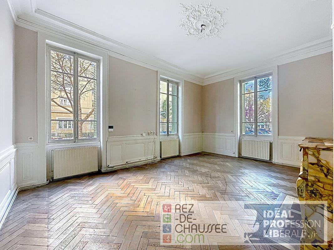 Office in Lyon for sale Interior Photo- Image 1 of 7
