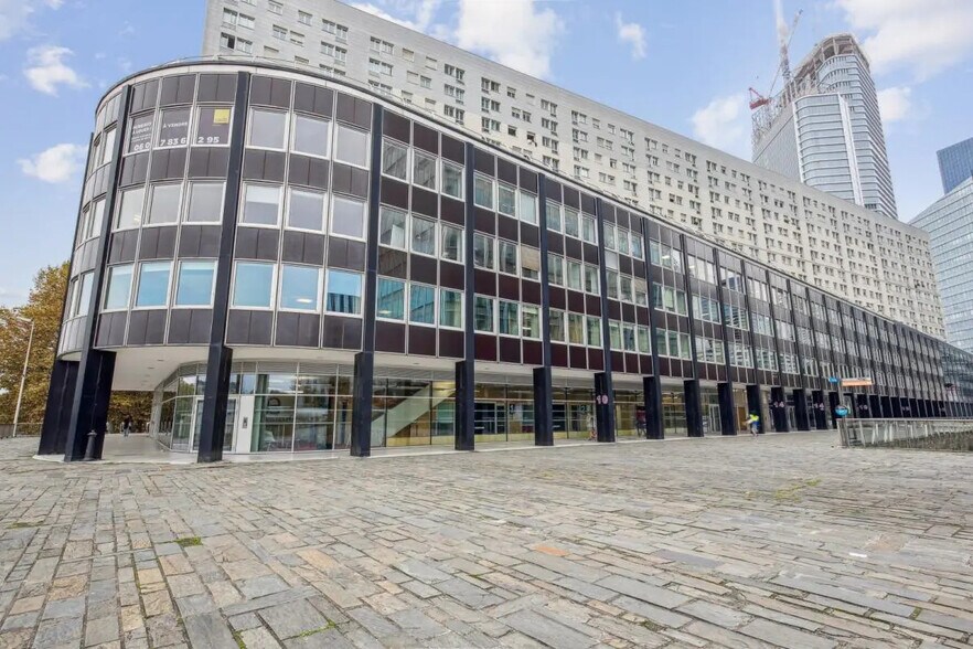 18-32 Terrasse Bellini, Puteaux à vendre - Photo du bâtiment - Image 2 de 14