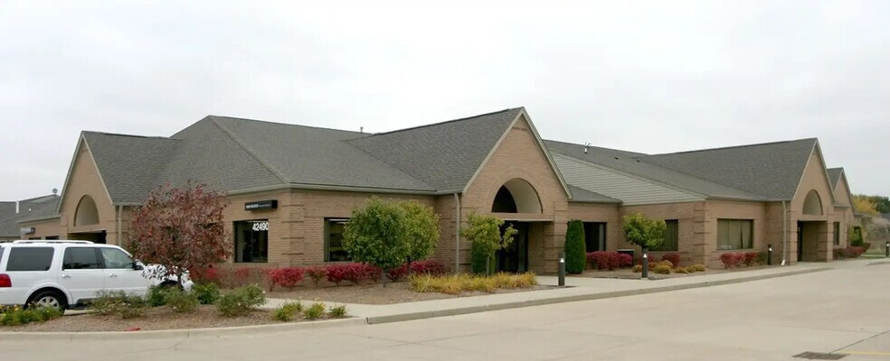 42550 Garfield Rd, Clinton Township, MI à louer - Photo du bâtiment - Image 2 de 2