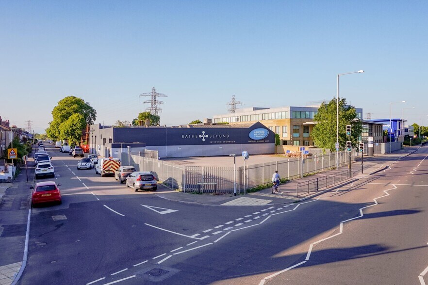 193 London Rd, Staines for sale - Primary Photo - Image 1 of 3