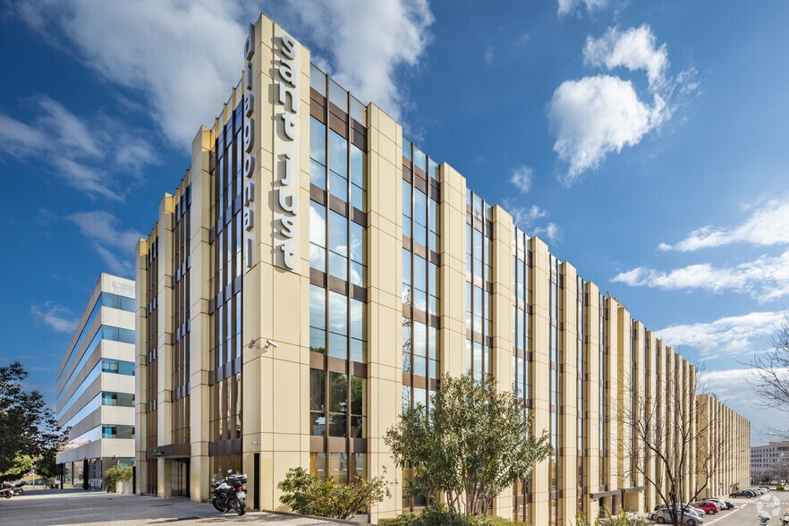 Carrer de la Constitució, 3, Sant Just Desvern, Barcelona à louer - Photo du bâtiment - Image 3 de 15