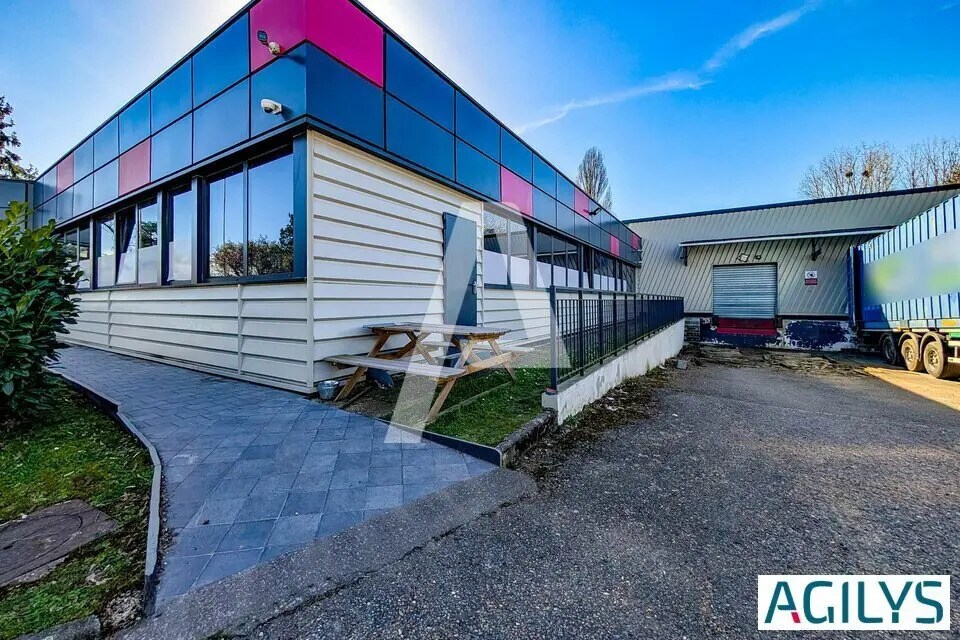 Office in Les Ulis for lease Building Photo- Image 1 of 13