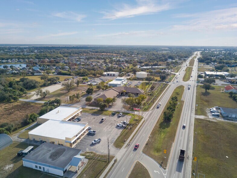 5240 Duncan Rd, Punta Gorda, FL à louer - Photo du bâtiment - Image 3 de 4