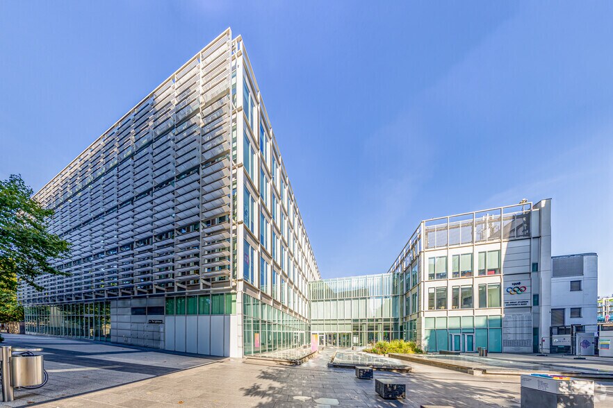 Wood Ln, Londres à louer - Photo du bâtiment - Image 2 de 12